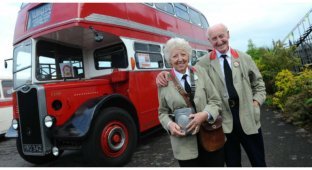 Пожилой джентльмен подарил супруге автобус, в котором они познакомились 60 лет назад (6 фото)