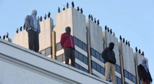 В Лондоне на крыше здания появились 84 фигуры самоубийц (9 фото)