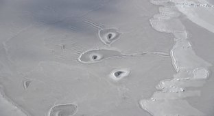 Таинственные отверстия в Арктике (2 фото)