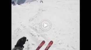 Побег лыжников от лавины в Швейцарских Альпах