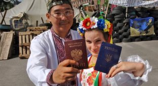 Украинка и россиянин, члены 'Правого сектора', сыграли свадьбу на Майдане (20 фото)