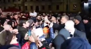 Как охранник Порошенко выбил телефон у парня на митинге в Кропивницком