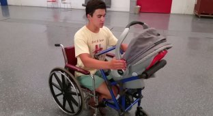Американский школьник изобрел детскую коляску для мам в инвалидном кресле (2 фото + 3 гиф)