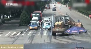 В Китае неадекватный водитель бульдозера таранил машины и давил людей
