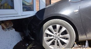 Неуправляемый автомобиль рассеянного водителя въехал в гостиную дома (3 фото + видео)