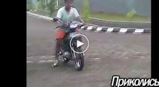 Индонезийский мотоциклист не удержал мотоцикл