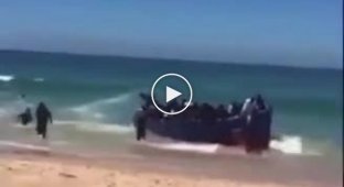 Высадка мигрантов из Африки прямо на итальянский пляж