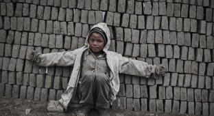 Непальские дети вкалывают на кирпичных заводах, чтобы заработать на пропитание (23 фото)