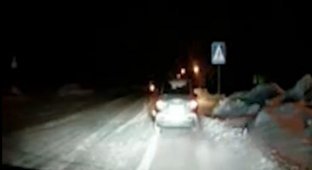 Полицейский рисковал жизнью, останавливая пьяного водителя (2 фото + видео)