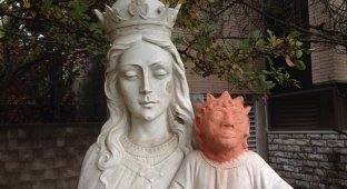 В Канаде к изуродованной статуе Иисуса прилепили голову Мэгги Симпсон (2 фото)