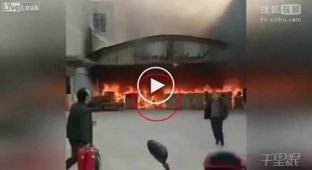 Женщина объятая огнем выбежала из горящего здания в Китае