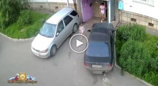 В Красноярске маленькая девочка выбежала из подъезда и попала под машину