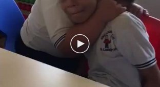 Мальчик с синдромом Дауна пытается утешить одноклассника