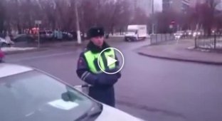 Полицейские начали душить гражданина, сделавшего им замечание за неправильную парковку