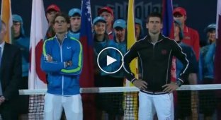 Уставшие теннисисты еле стоят на ногах во время оглашения победителя турнина