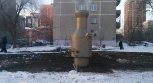 Необычные арт-объекты на теплотрассе в Новосибирске (4 фото)