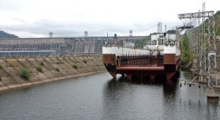 Прохождение судами судоподъемника Красноярской ГЭС (27 фотографий)