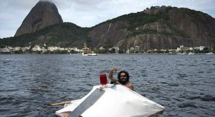 Персональная яхта: бездомный построил себе плавучий дом-палатку из найденного им мусора (6 фото)