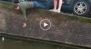 Пьяный турист потерпел фиаско, пытаясь достать упавшую в водный канал банку пива