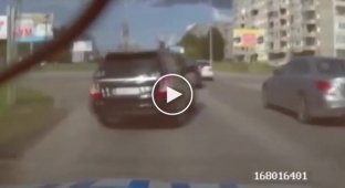 В Иркутской области нетрезвый водитель устроил гонки с полицейскими и врезался в столб