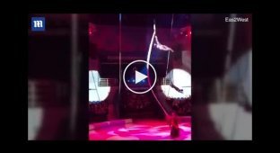 Гимнастка упала с каната во время циркового представления