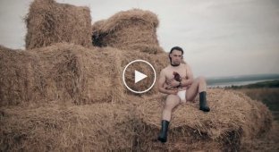 На России сняли феерическую рекламу с петухом и полуголым мужчиной