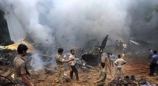 Крушение самолета в Индии (13 фото)