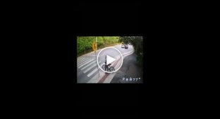 Девушка неожиданно лишилась велосипеда по вине наглого байкера и попала на видео
