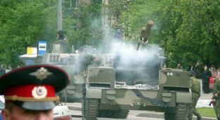 Взрыв бронетранспортера на параде в Москве (15 фотографий)