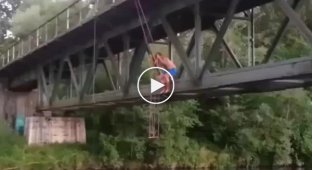 Неудачный прыжок в реку с качели
