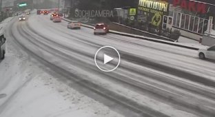 Снегопад в Сочи. Четыре эпизода на скользком спуске и человек на капоте