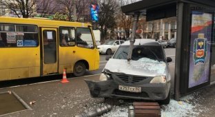 В Симферополе автомобиль врезался в остановку с людьми, избегая столкновения с другой машиной (5 фото + 1 видео)