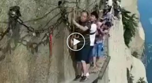 Турист шагнул в пропасть с горы Хуашань