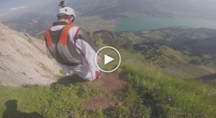 Полет в вингсьюте между горами между горами в Швейцарии