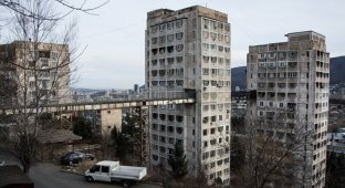 Уникальные советские панельные дома в Грузии. Зачем между ними построили мосты? (5 фото)