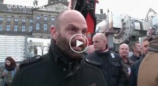 В Амстердаме сотни мужчин провели акцию в поддержку геев