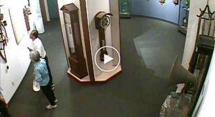 Посетитель Национального музея часов превратил уникальный экспонат в груду хлама