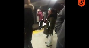 Неадекватный парень остановил метро своей головой