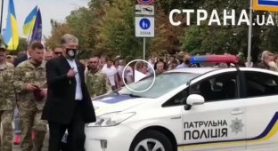 Петра Порошенко облили зелёнкой по дороге к кабмину в День независимости Украины - видео