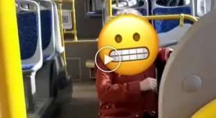 Неадекватная бабуля кричит в автобусе