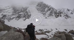 Группа альпинистов чудом пережила лавину