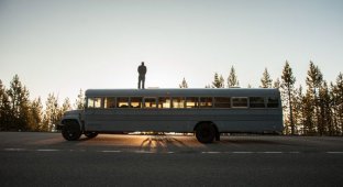 Молодой архитектор сделал из школьного автобуса дом на колесах (6 фото + 2 гифки + 2 видео)