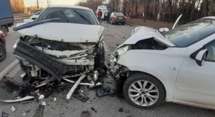 Водитель устроил серьезное ДТП в Липецке и сбежал (4 фото)