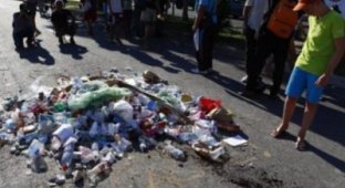 Жители Ниццы на месте смерти террориста устроили мусорную свалку