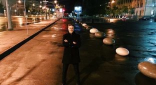 Челябинские активисты огородили тротуар для пешеходов на парковке (13 фото)