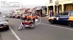 Невероятные трюки мотоциклиста