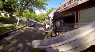 Пожарный спас котенка с горящего дома