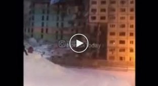 В Норильске собирались снести аварийную многоэтажку, но она рухнула самостоятельно