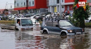 Красноярец на внедорожнике вытаскивал другие автомобили во время потопа (3 фото + 2 видео)