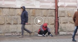 Бездомного грабят. Социальный эксперимент